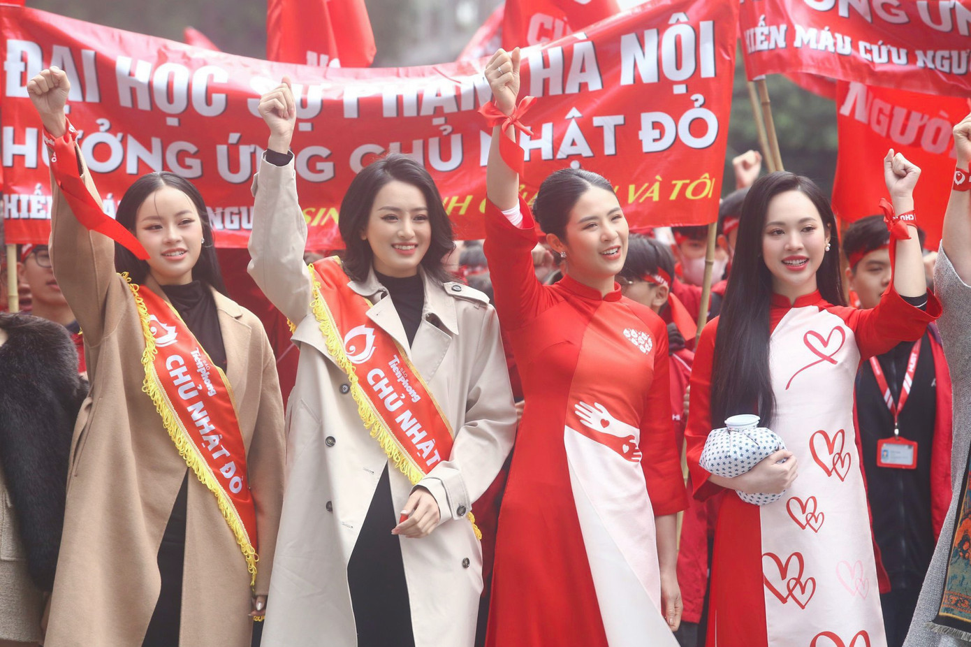 Ngọc Hân và các người đẹp tham gia diễu hành tại Chủ Nhật Đỏ 2024.