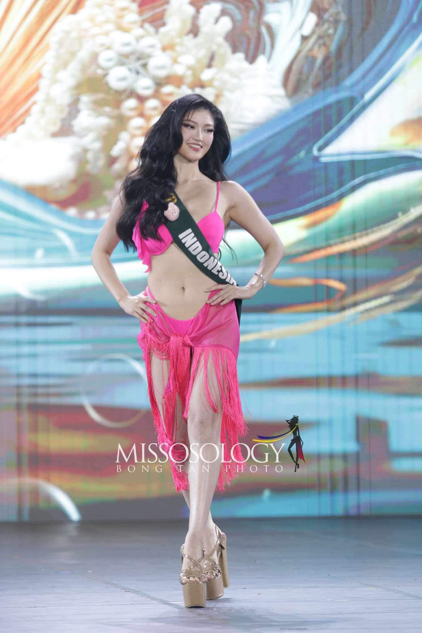 Người đẹp Indonesia vào top 12. Cô có body cân đối, săn chắc.