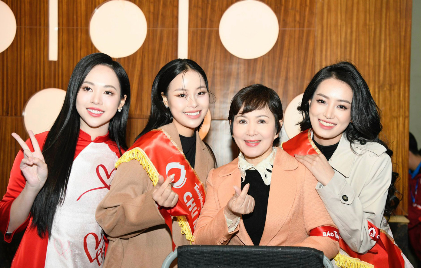 Các hoa, á hậu vui mừng khi gặp gỡ NSND Minh Hòa ở Chủ Nhật Đỏ 2024. Có thể nói phong trào hiến máu tình nguyện do Chủ Nhật Đỏ khởi xướng đã lan tỏa tới mọi tầng lớp.