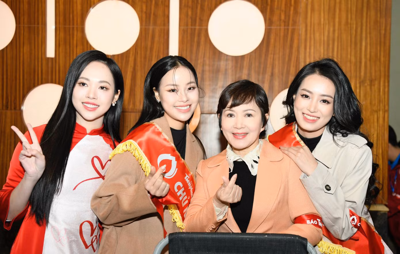 Các hoa, á hậu vui mừng khi gặp gỡ NSND Minh Hòa ở Chủ Nhật Đỏ 2024. Có thể nói phong trào hiến máu tình nguyện do Chủ Nhật Đỏ khởi xướng đã lan tỏa tới mọi tầng lớp.