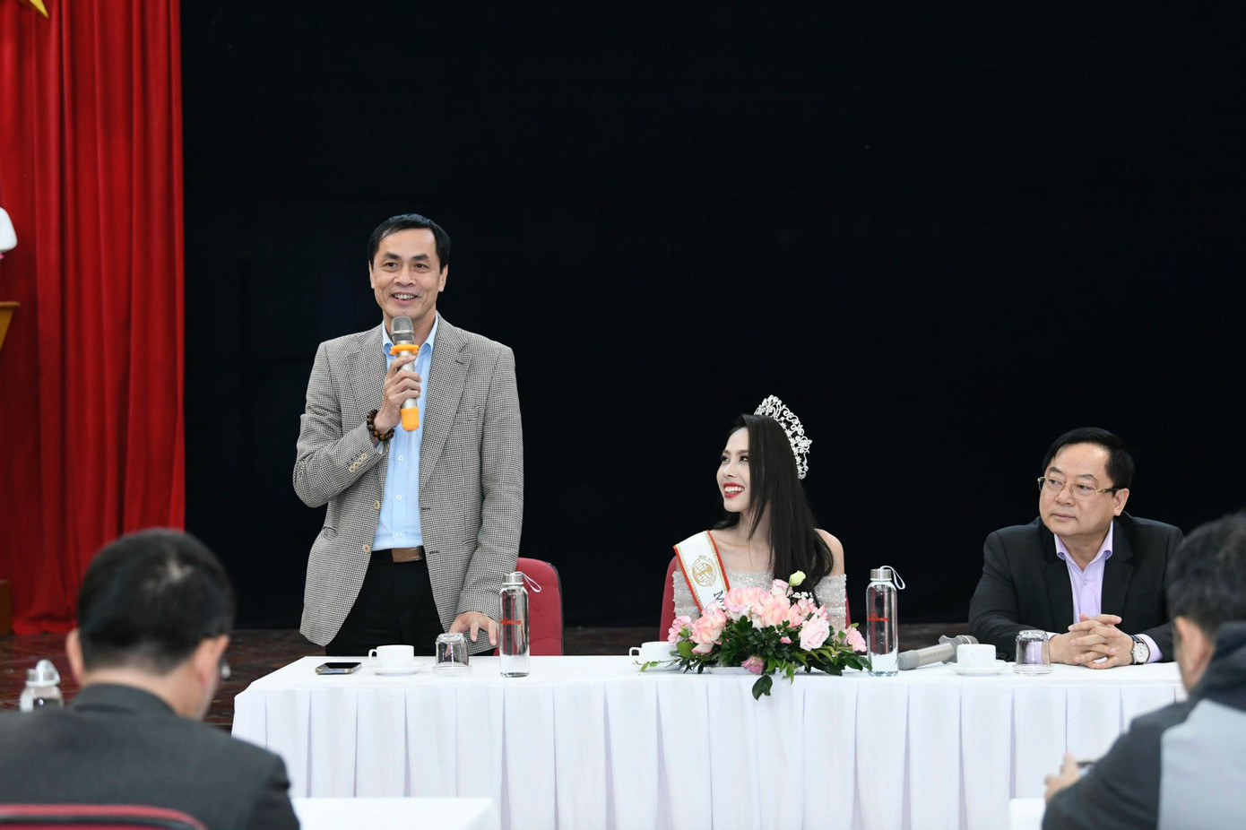 Tại buổi giao lưu, nhà báo Lê Xuân Sơn - Tổng Biên tập báo Tiền Phong, Trưởng Ban tổ chức cuộc thi Hoa hậu Việt Nam 2022 và Nhà thơ Hữu Việt - Trưởng ban giám khảo cuộc thi Miss World Vietnam 2022 đã có những chia sẻ về quá trình trưởng thành của Ngọc Hằng sau những cuộc thi sắc đẹp. Nhà báo Lê Xuân Sơn nhận xét Ngọc Hằng là cô gái mảnh mai nhưng có tinh thần, bản lĩnh vững vàng và biết cách làm mình nổi bật. Trong khi đó, nhà thơ Hữu Việt ấn tượng với nghị lực vươn lên để hoàn thiện bản thân của Ngọc Hằng sau 3 lần thi nhan sắc.