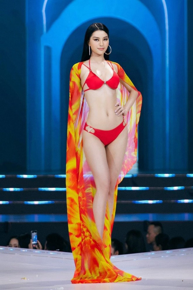 Hoàng Thị Nhung được đánh giá có nét đẹp giống Hoa hậu Hoàn vũ Việt Nam 2015 Phạm Hương. Cô từng tham dự Hoa hậu Hoàn vũ Việt Nam 2022 và vào top 16. Sau cuộc thi, người đẹp theo đuổi sự nghiệp kinh doanh, khởi nghiệp trong lĩnh vực làm đẹp cho nam giới.