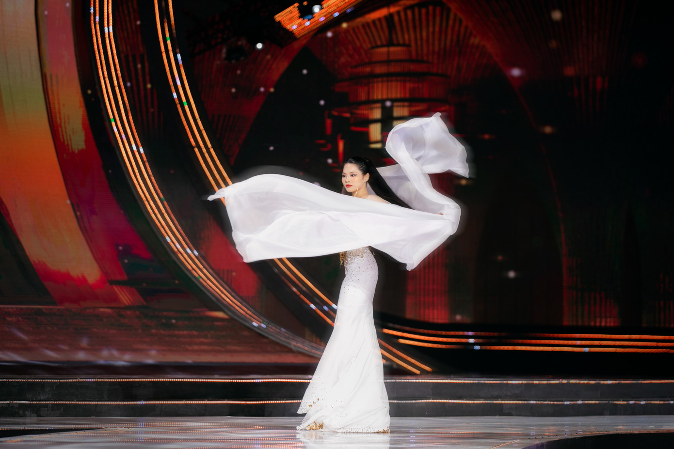 Sau phần thi áo tắm, 38 thí sinh trình diễn váy dạ hội. Đêm bán kết tổ chức ngoài trời, gió to, giúp những thí sinh mặc váy dạ hội có tà bay bổng hơn trong phần thi của mình. Tuy nhiên, sân khấu quá rộng khiến các góc quay bị nhanh, rối. Bên cạnh đó, thời tiết lạnh và gió cũng ảnh hưởng tới phần thi của những thí sinh chưa có nhiều kinh nghiệm. Nhiều người đẹp có biểu cảm cứng đơ hoặc rối tóc do gió lạnh.