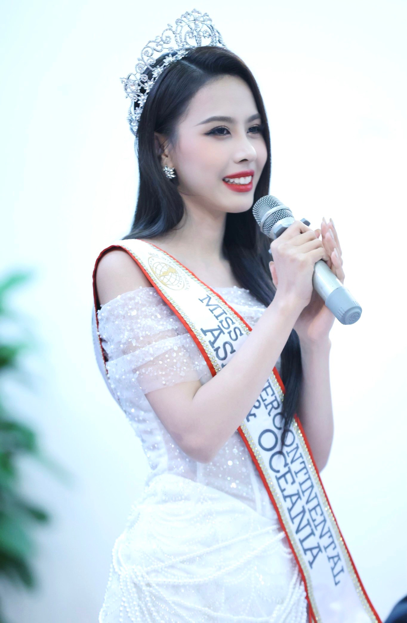 “Ngọc Hằng có lẽ chưa hẳn có vẻ ngoài, kỹ năng catwalk giỏi như các bạn nhưng tôi có thể bù đắp bằng những điều khác. Tôi luôn thể hiện một năng lượng tích cực, vui vẻ và có thể giao tiếp với tất cả mọi người. Nếu không hiểu các bạn nói gì, tôi sẽ hỏi lại ngay, nhờ bạn giải thích. Sự ham học hỏi, giao lưu của có lẽ chính là chìa khóa để tôi thành công ở cuộc thi”, cô nói.