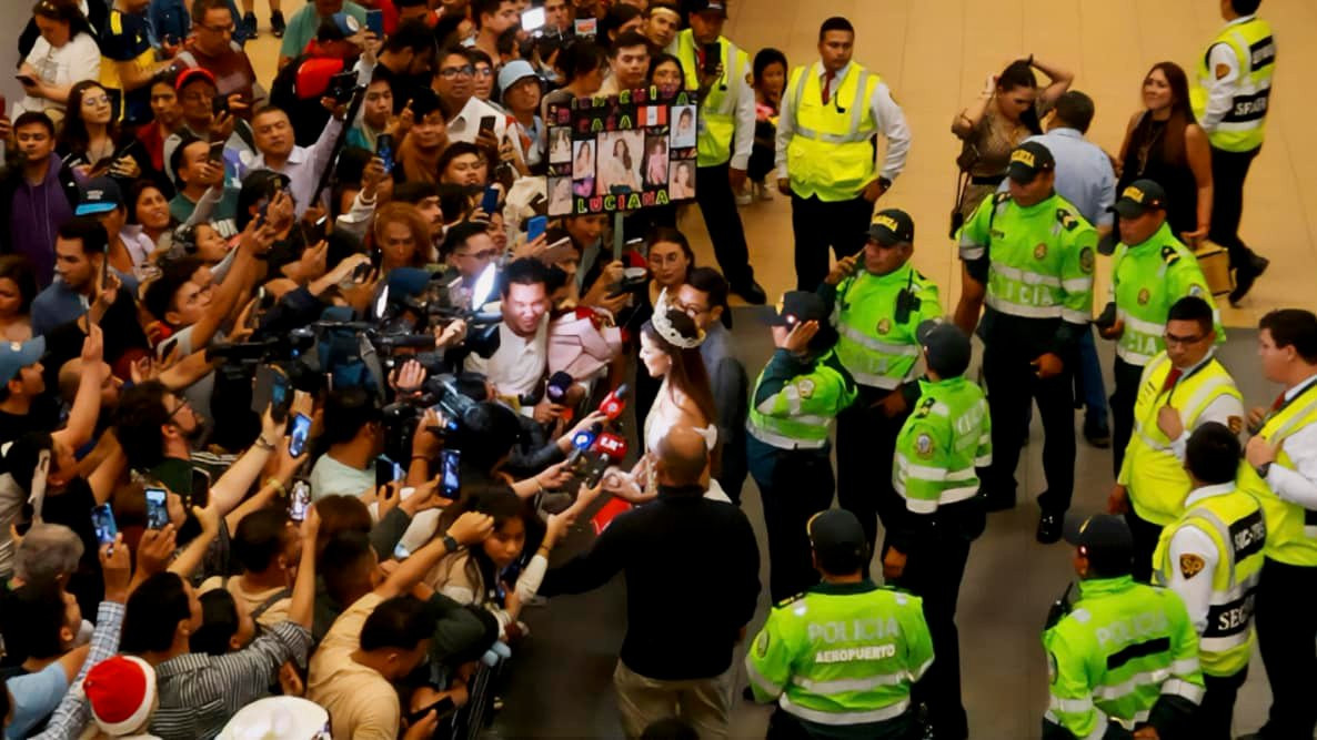 Rất đông người hâm mộ đã có mặt ở sân bay để chào đón Luciana. Cô là niềm tự hào của người dân Peru khi mang về chiếc vương miện Miss Grand International thứ 2 cho quốc gia này kể từ sau thành tích của người đẹp Maria Jose lập được vào năm 2017.