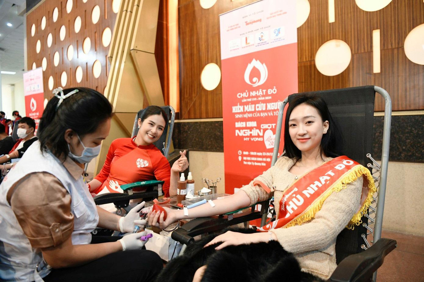 Hoa hậu Ngọc Hân và Kim Trà My - Á khôi Hoa khôi Thanh lịch Hà Nội 2023 - là hai người đẹp tham gia hiến máu tại Chủ Nhật Đỏ 2024.