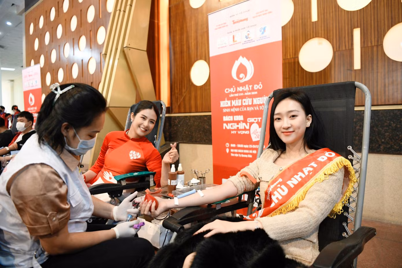 Hoa hậu Ngọc Hân và Kim Trà My - Á khôi Hoa khôi Thanh lịch Hà Nội 2023 - là hai người đẹp tham gia hiến máu tại Chủ Nhật Đỏ 2024.