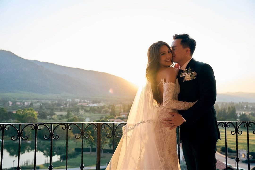 Người đẹp hạnh phúc hôn chồng trong ngày cưới. Diện mạo của Nicolene trong hôn lễ nhận được sự chúc phúc, khen ngợi từ khán giả.