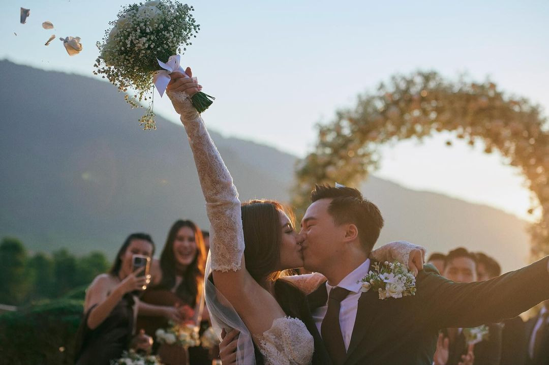 Người đẹp hạnh phúc hôn chồng trong ngày cưới. Diện mạo của Nicolene trong hôn lễ nhận được sự chúc phúc, khen ngợi từ khán giả.