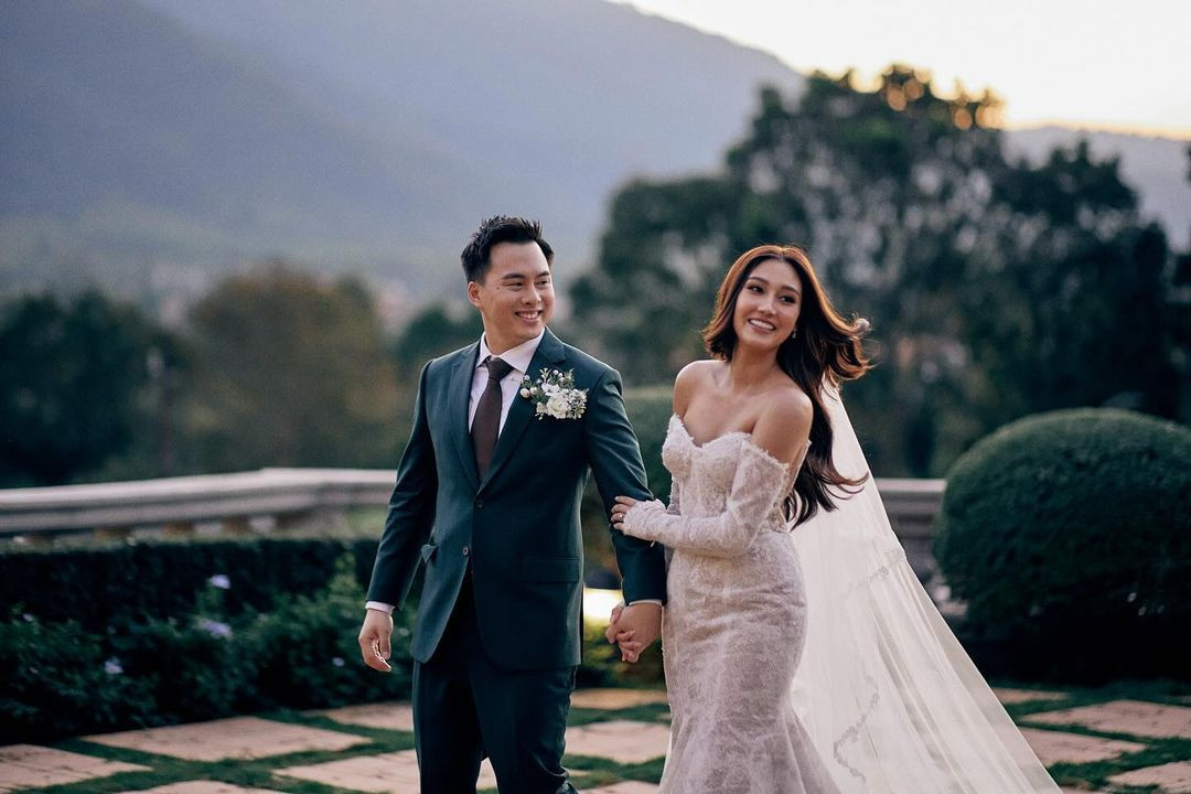 Cặp đôi tổ chức lễ đính hôn hôm 9/5. Nicolene chia sẻ: "Cảm ơn mọi người vì đã giúp tôi tổ chức bữa tiệc đính hôn. Xin chào đón anh Gun đến với gia đình em cũng như cảm ơn những người đã giúp tôi biến ngày hôm nay trở nên đặc biệt".