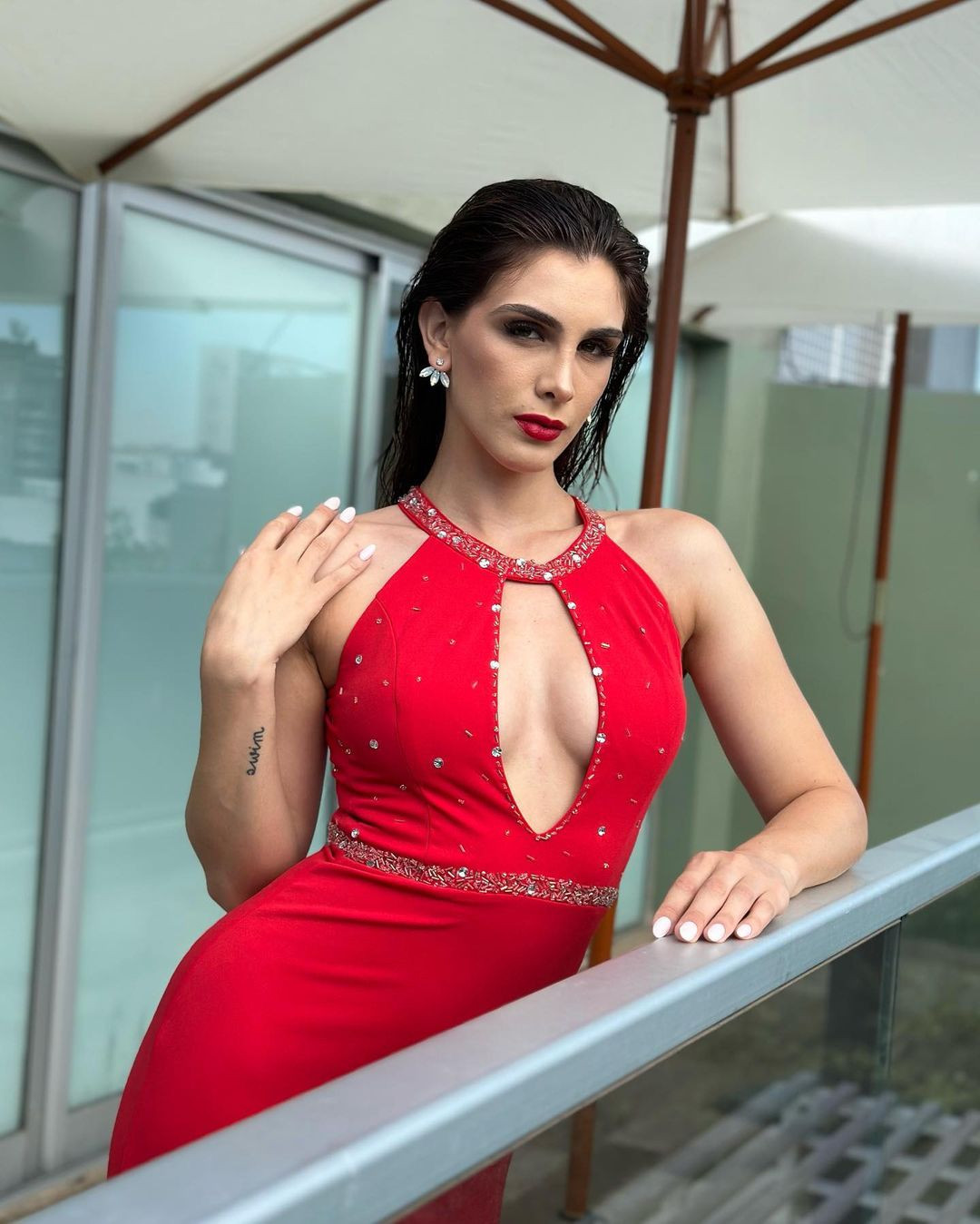 Sol đến từ Marcos Juárez, tỉnh Córdoba. Sau khi đăng quang, nhan sắc của người đẹp trở thành đề tài bàn tán của cư dân mạng. Khán giả nhận xét tân hoa hậu có gương mặt già nua, kém tươi tắn. Bên cạnh đó, người đẹp được cho rằng có thân hình cơ bắp, kém nữ tính. Sol đến từ Marcos Juárez, tỉnh Córdoba. Sau khi đăng quang, nhan sắc của người đẹp trở thành đề tài bàn tán của cư dân mạng. Khán giả nhận xét tân hoa hậu có gương mặt già nua, kém tươi tắn. Bên cạnh đó, người đẹp được cho rằng có thân hình cơ bắp, kém nữ tính.