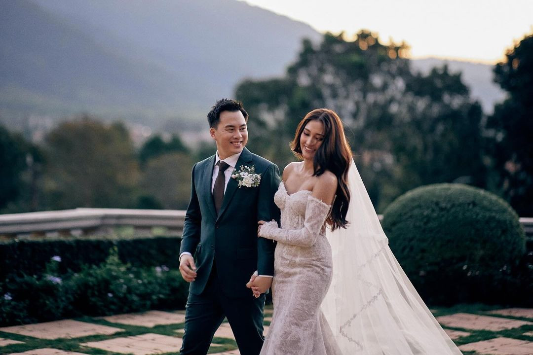 Cặp đôi tổ chức lễ đính hôn hôm 9/5. Nicolene chia sẻ: "Cảm ơn mọi người vì đã giúp tôi tổ chức bữa tiệc đính hôn. Xin chào đón anh Gun đến với gia đình em cũng như cảm ơn những người đã giúp tôi biến ngày hôm nay trở nên đặc biệt".