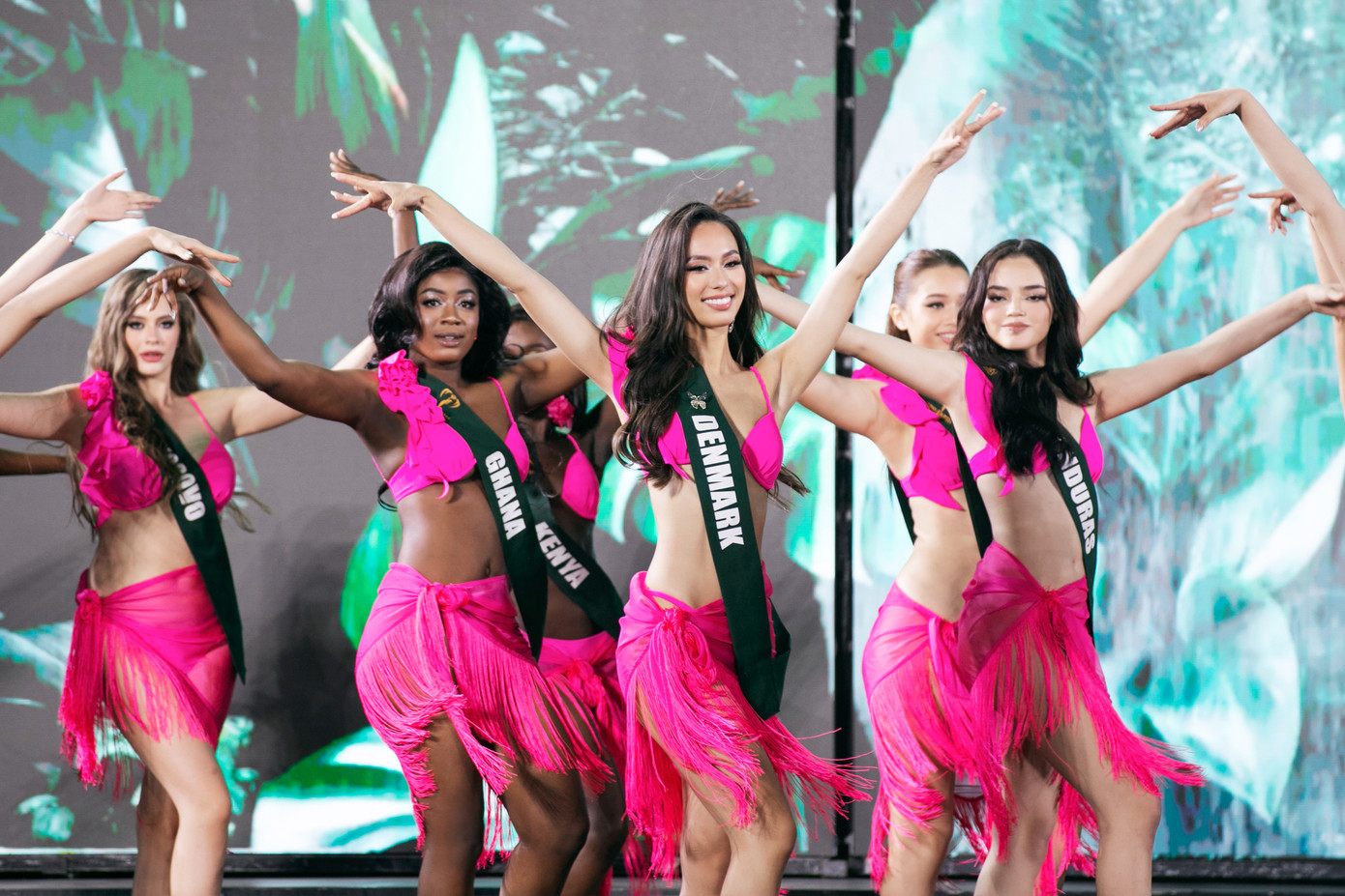 Top 20 trình diễn các thiết kế bikini tông màu trắng và hồng.