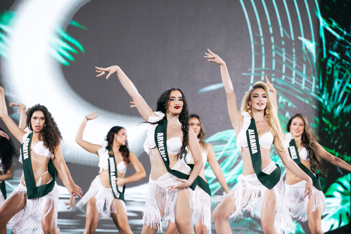 Sau khi công bố top 20, các người đẹp tham gia phần trình diễn bikini trên nền nhạc sôi động.