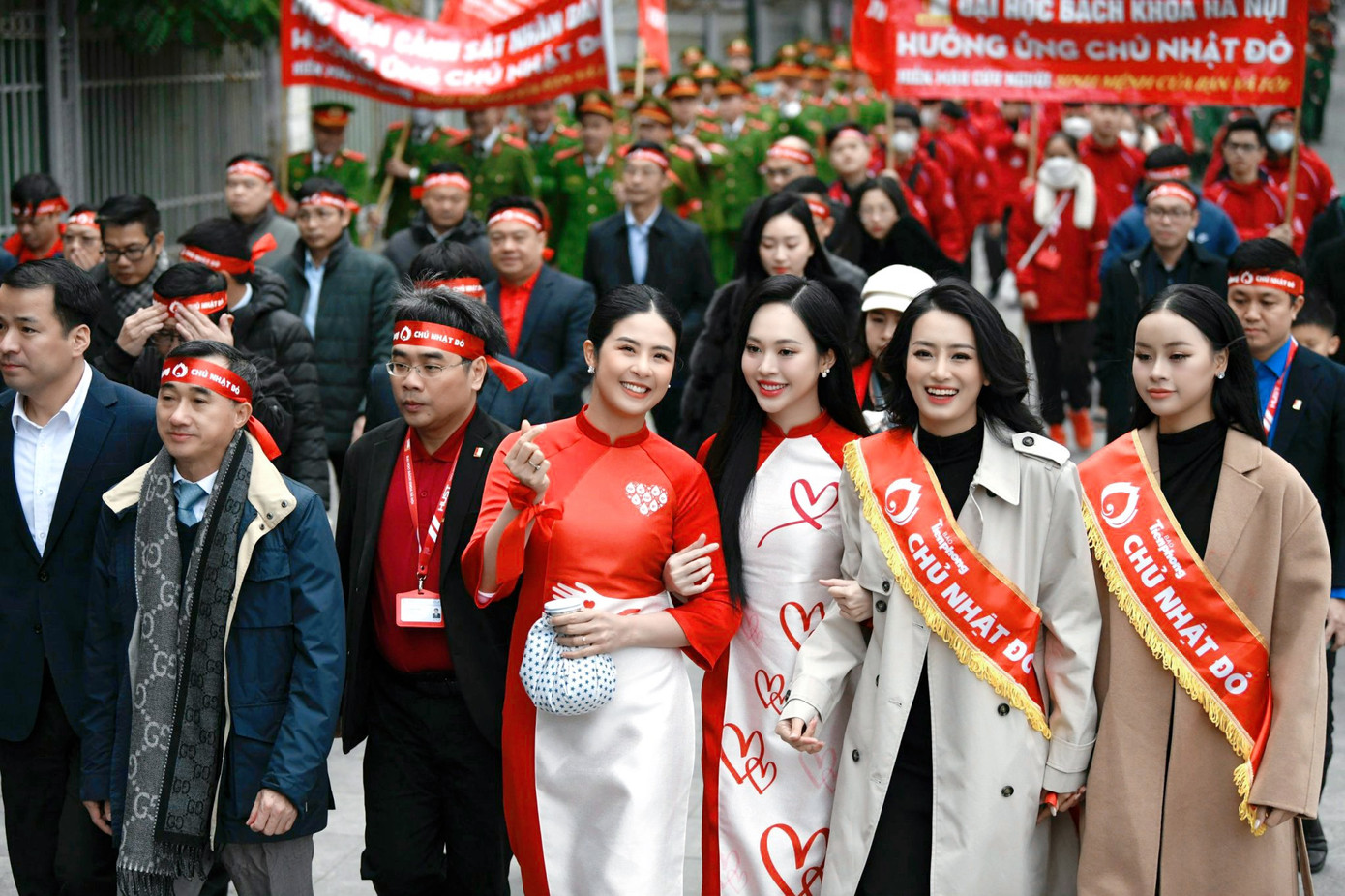 Sáng 24/12, các hoa hậu, á hậu đã có mặt tại Đại học Bách Khoa Hà Nội từ sớm để tham gia diễu hành cổ động ngày hội chính của sự kiện Chủ Nhật Đỏ 2024.