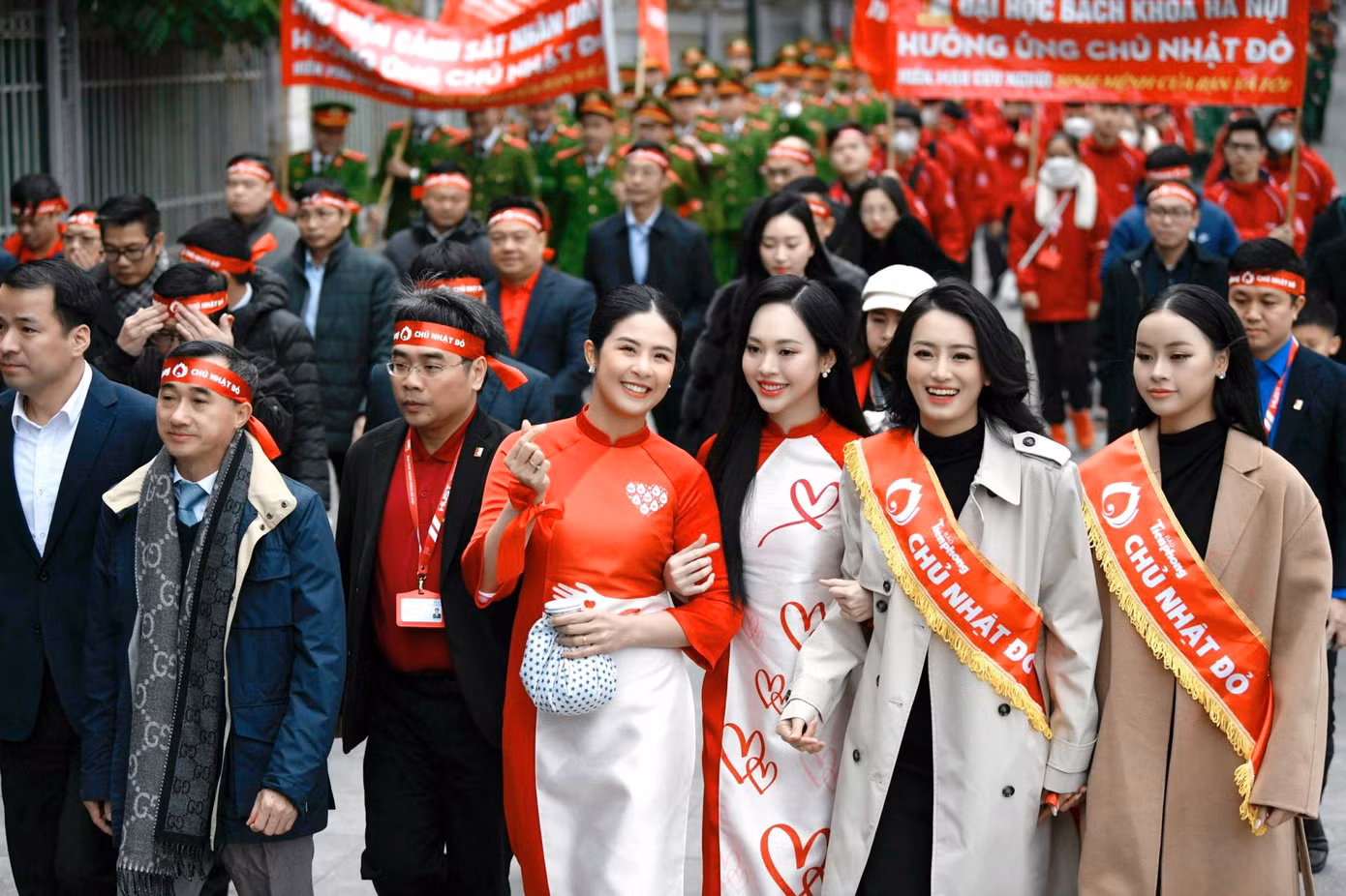 Sáng 24/12, các hoa hậu, á hậu đã có mặt tại Đại học Bách Khoa Hà Nội từ sớm để tham gia diễu hành cổ động ngày hội chính của sự kiện Chủ Nhật Đỏ 2024.