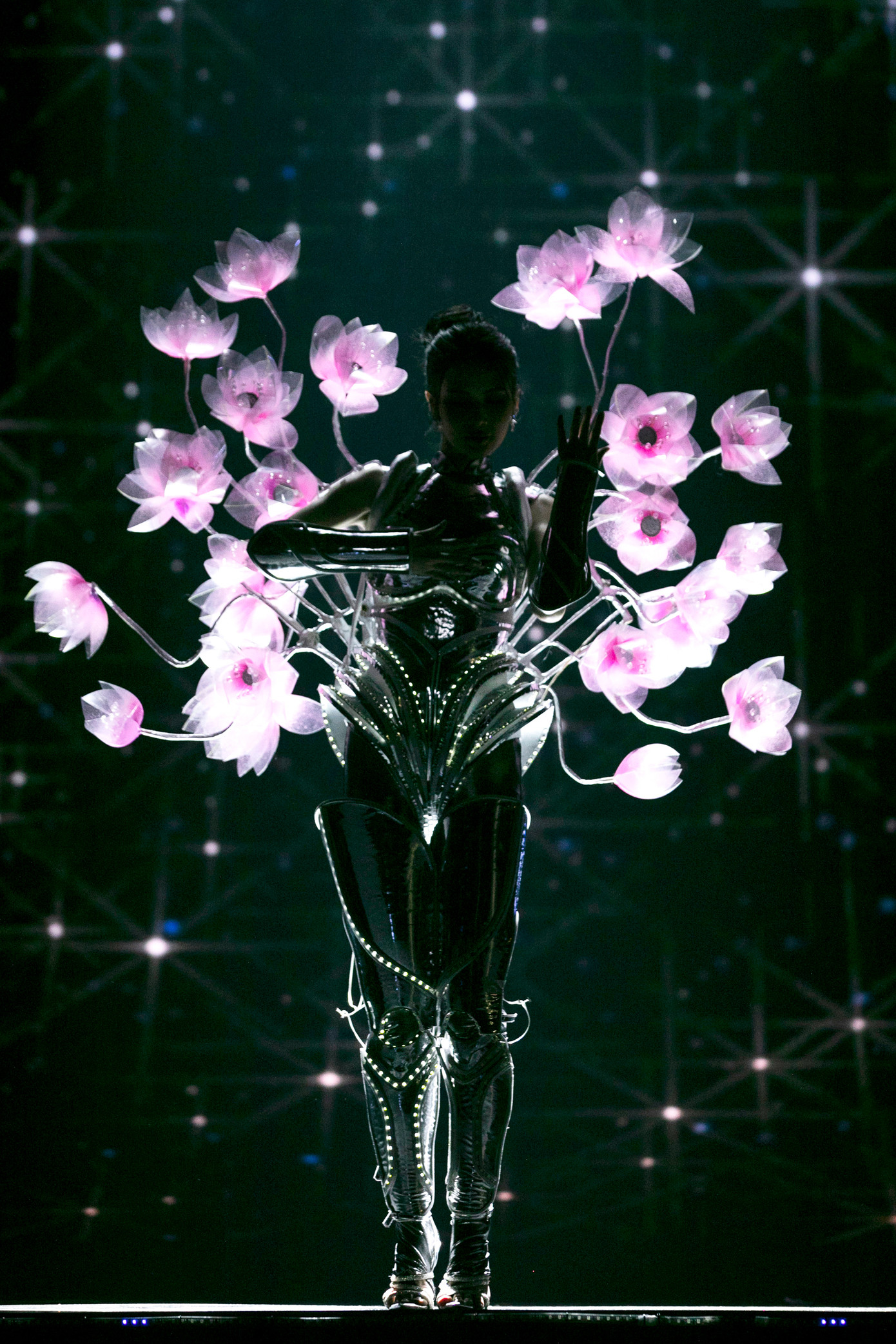 Ánh sáng sân khấu quá tối khiến nhiều thí sinh bị khuất mặt. Bên cạnh đó, góc quay nhanh khiến nhiều khán giả không kịp nhìn mặt thí sinh trên sóng livestream.