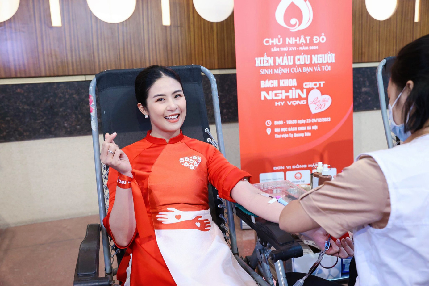 Đây là lần thứ 10 Ngọc Hân tham gia hiến máu ở Chủ Nhật Đỏ. Ngọc Hân nhận thấy trước đây mọi người còn e ngại việc hiến máu nhưng các bạn trẻ ngày nay đã có nhiều ý thức hơn về việc hiến máu, vừa tốt cho sức khỏe lại là hành động cao đẹp, đóng góp và chia sẻ với cộng đồng, đặc biệt là những bệnh nhân đang thiếu máu.