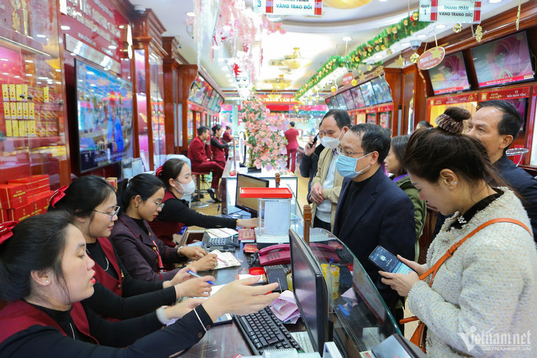 Giá vàng vẫn đang biến động thất thường (Ảnh: Nguyễn Huế)