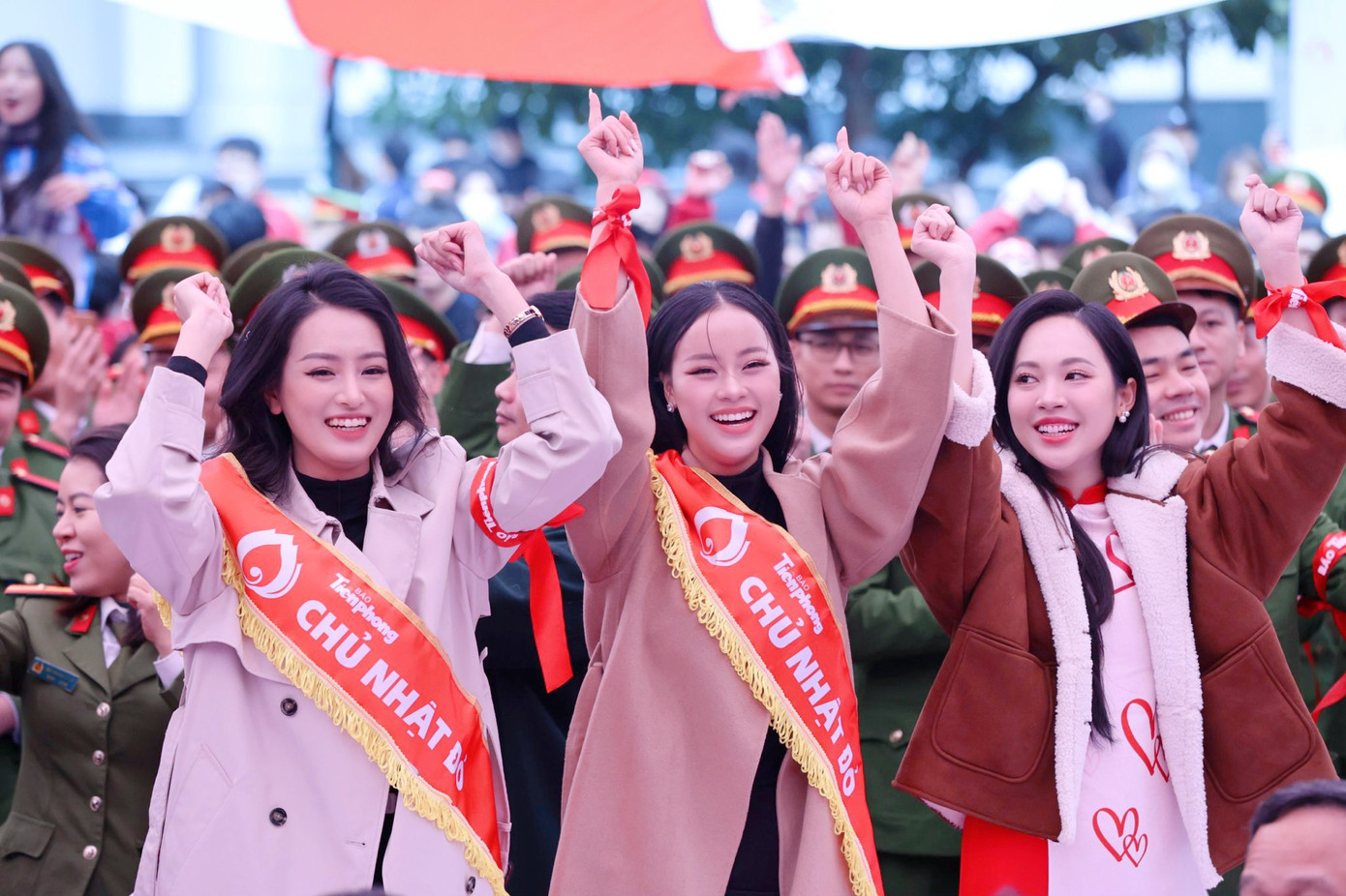 Các người đẹp cùng hòa vào không khí sôi động của hàng nghìn bạn trẻ, sinh viên, các lực lượng vũ trang... tới tham gia hiến máu.