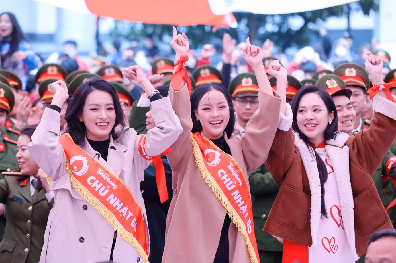 Các người đẹp cùng hòa vào không khí sôi động của hàng nghìn bạn trẻ, sinh viên, các lực lượng vũ trang... tới tham gia hiến máu.