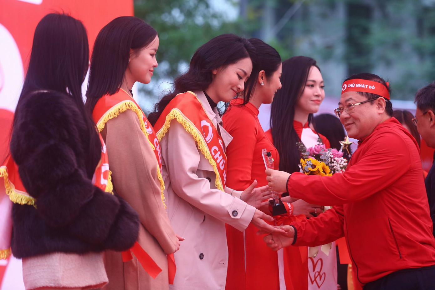 Các người đẹp cũng được ban tổ chức trao hoa và kỷ niệm chương để ghi nhận sự đồng hành của họ với Chủ Nhật Đỏ.