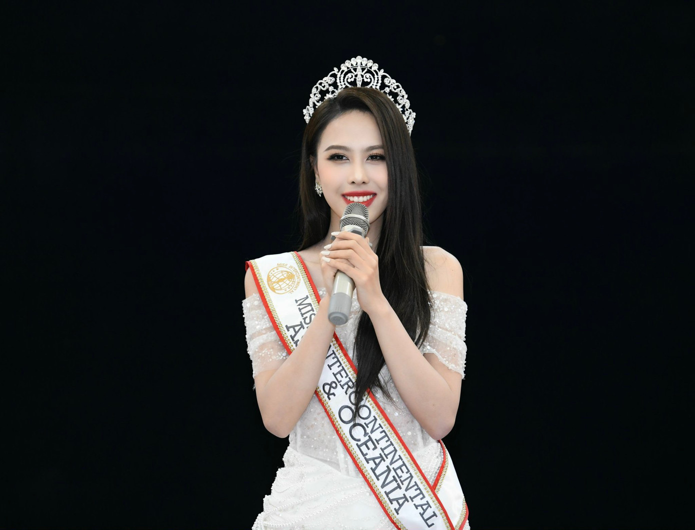 Trong buổi giao lưu, Ngọc Hằng đã thể hiện ca khúc Đại minh tinh đang được yêu thích của ca sĩ Văn Mai Hương. Dù hát không nhạc đệm nhưng Ngọc Hằng vẫn gây bất ngờ với khả năng ca hát ấn tượng. Trước đó, cô cũng từng nhiều lần khiến khán giả ngạc nhiên khi khoe giọng hát.