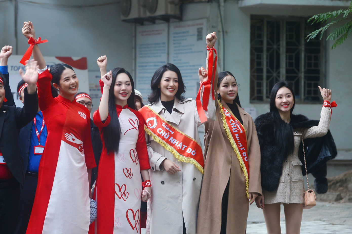 Sáng 24/12, các hoa hậu, á hậu đã có mặt tại Đại học Bách Khoa Hà Nội từ sớm để tham gia diễu hành cổ động ngày hội chính của sự kiện Chủ Nhật Đỏ 2024.