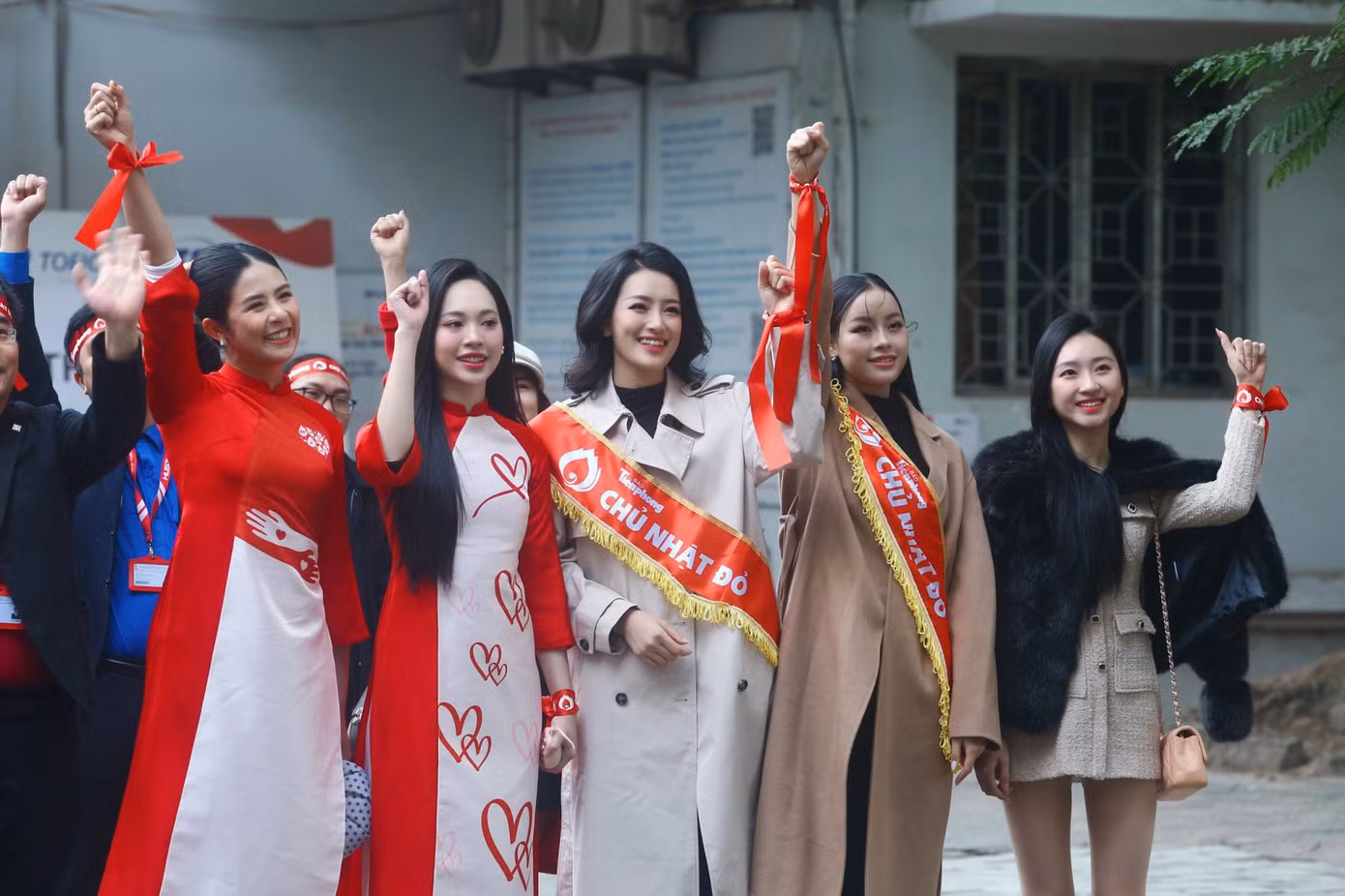 Sáng 24/12, các hoa hậu, á hậu đã có mặt tại Đại học Bách Khoa Hà Nội từ sớm để tham gia diễu hành cổ động ngày hội chính của sự kiện Chủ Nhật Đỏ 2024.