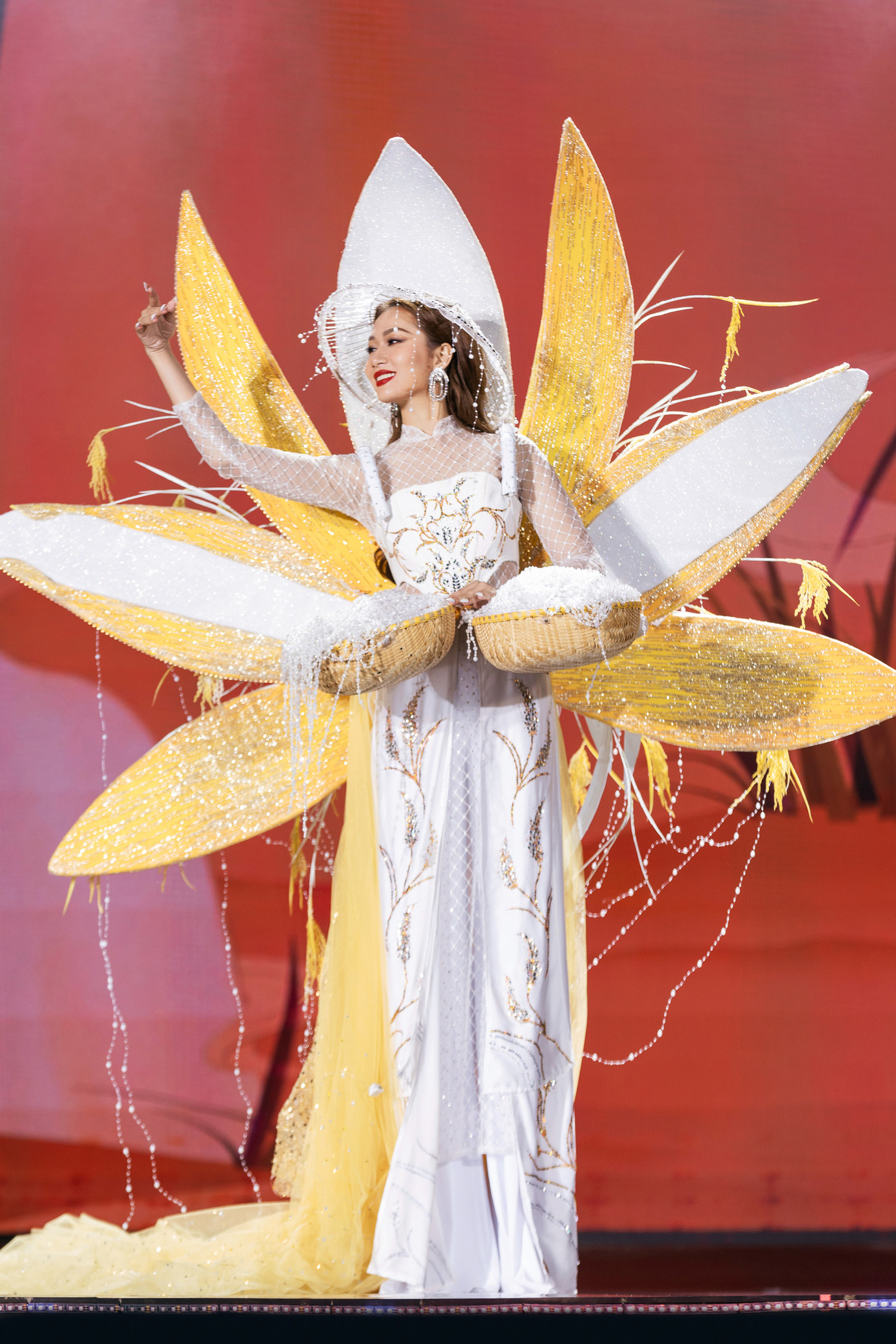 Thiết kế thắng cuộc sẽ được người chiến thắng của cuộc thi Hoa hậu Hoàn vũ Việt Nam 2023 mang tới sân khấu cuộc thi quốc tế Miss Cosmo 2024.