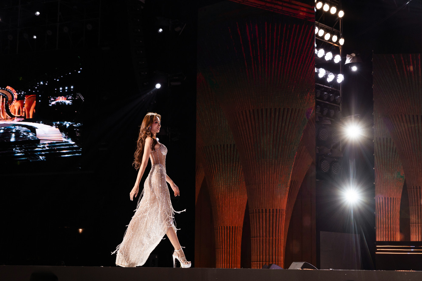 Sau phần thi áo tắm, 38 thí sinh trình diễn váy dạ hội. Đêm bán kết tổ chức ngoài trời, gió to, giúp những thí sinh mặc váy dạ hội có tà bay bổng hơn trong phần thi của mình. Tuy nhiên, sân khấu quá rộng khiến các góc quay bị nhanh, rối. Bên cạnh đó, thời tiết lạnh và gió cũng ảnh hưởng tới phần thi của những thí sinh chưa có nhiều kinh nghiệm. Nhiều người đẹp có biểu cảm cứng đơ hoặc rối tóc do gió lạnh.