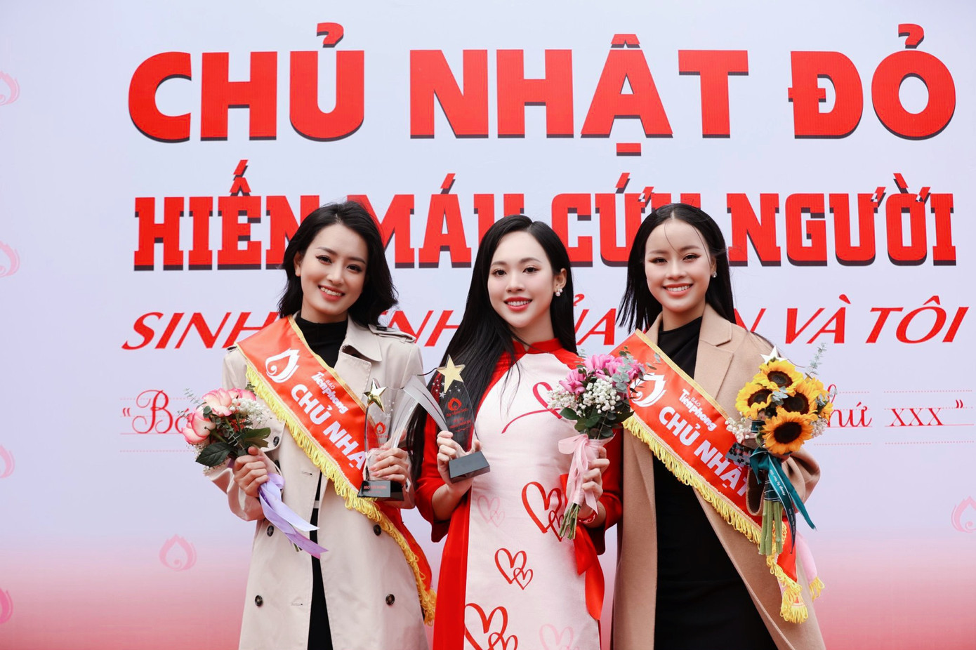 Dàn hoa hậu, á hậu chụp ảnh lưu niệm cùng diễn viên Thanh Hương ở sự kiện.