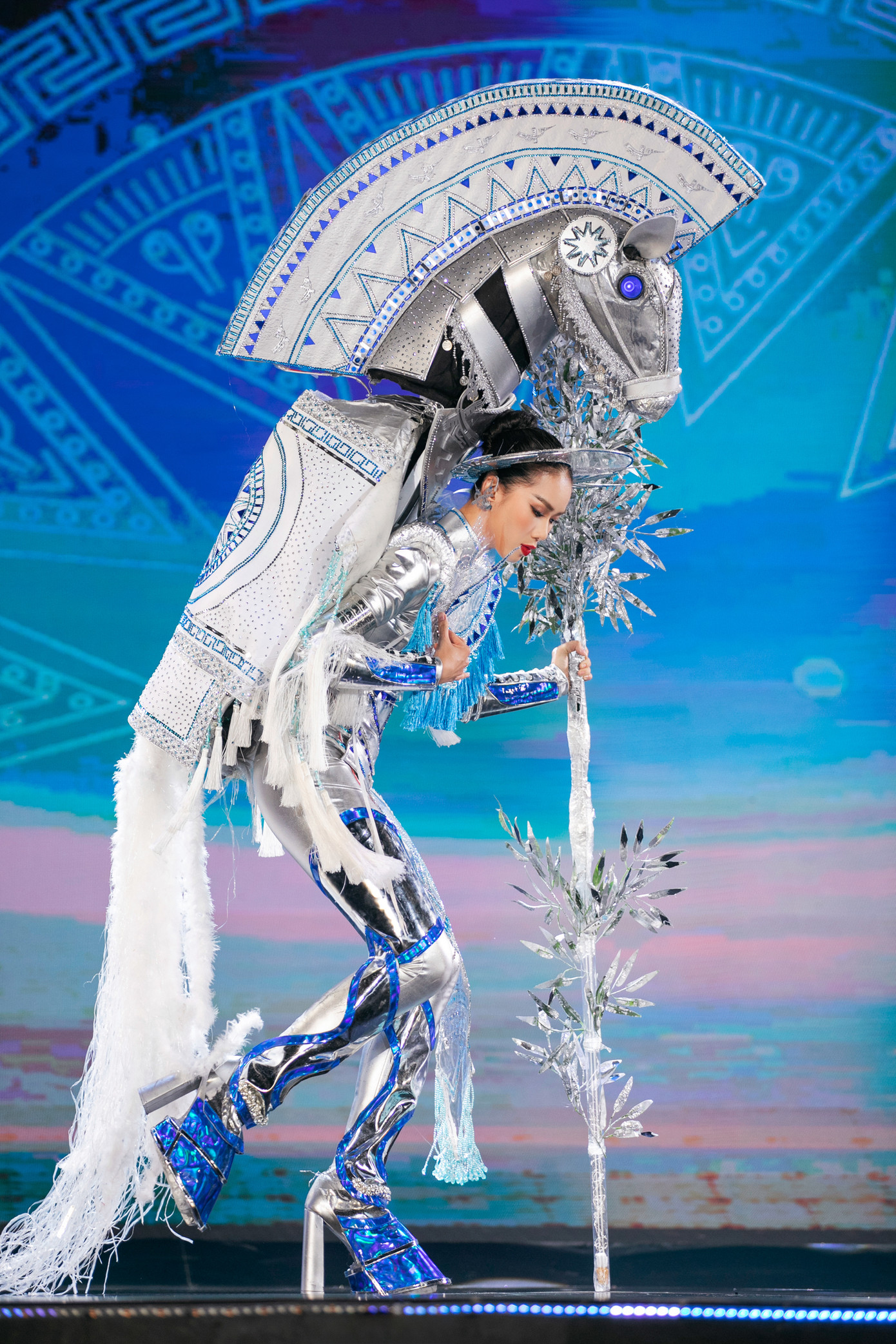 Trình diễn trang phục dân tộc luôn là phần thi độc đáo được khán giả yêu mến các cuộc thi sắc đẹp mong chờ. Đây cũng là lần đầu cuộc thi Hoa hậu Hoàn vũ Việt Nam tổ chức phần thi trang phục dân tộc riêng.