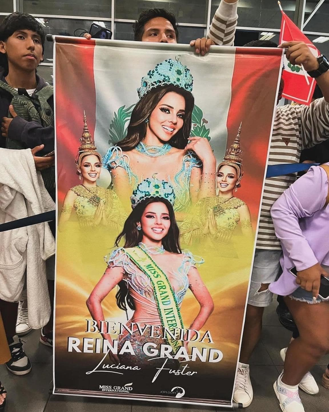 Người dân mang theo cờ, hoa, băng rôn tới sân bay để chào đón Luciana.