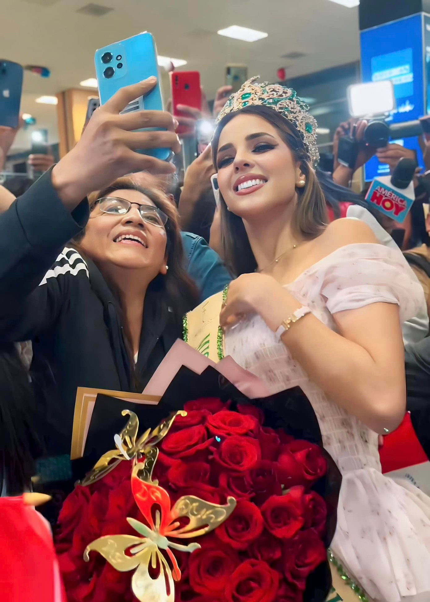 Cô thân thiện ký tặng, chụp ảnh và giao lưu với truyền thông, người hâm mộ Peru.