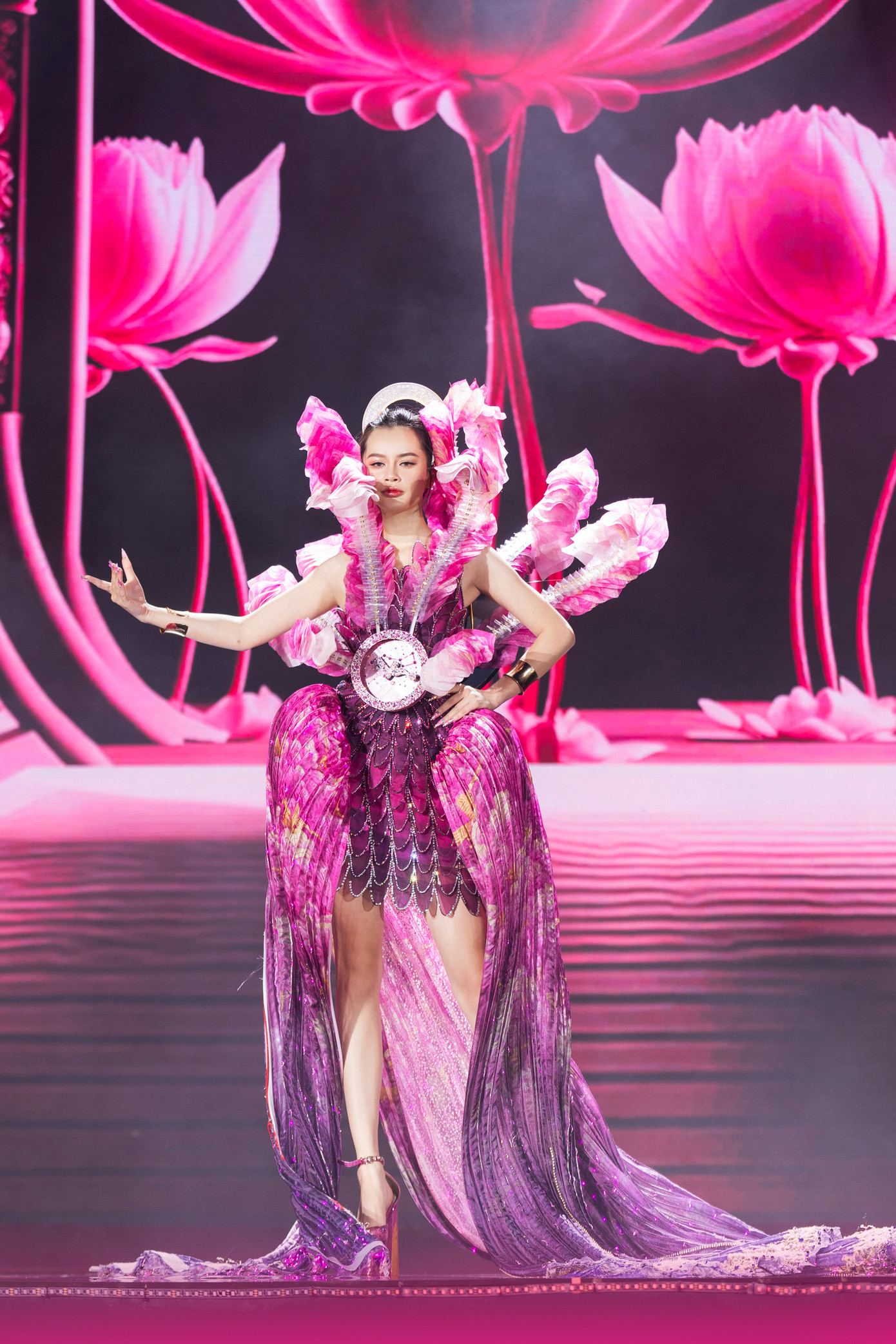 Tối 26/12, sau 2 phần thi dạ hội và bikini, 38 thí sinh Hoa hậu Hoàn vũ Việt Nam bước vào phần trình diễn trang phục dân tộc. Các thí sinh mang đến những thiết kế cách tân độc đáo, lấy cảm hứng từ các nét văn hóa dân tộc độc đáo.