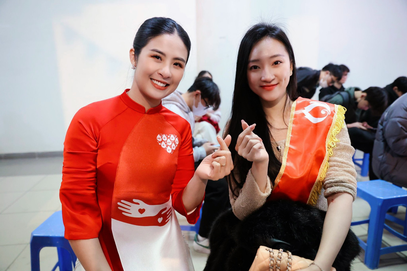 Hoa hậu Ngọc Hân và Kim Trà My - Á khôi Hoa khôi Thanh lịch Hà Nội 2023 - là hai người đẹp tham gia hiến máu tại Chủ Nhật Đỏ 2024.