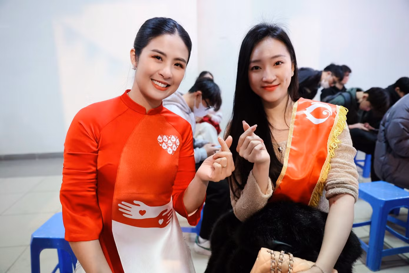 Hoa hậu Ngọc Hân và Kim Trà My - Á khôi Hoa khôi Thanh lịch Hà Nội 2023 - là hai người đẹp tham gia hiến máu tại Chủ Nhật Đỏ 2024.