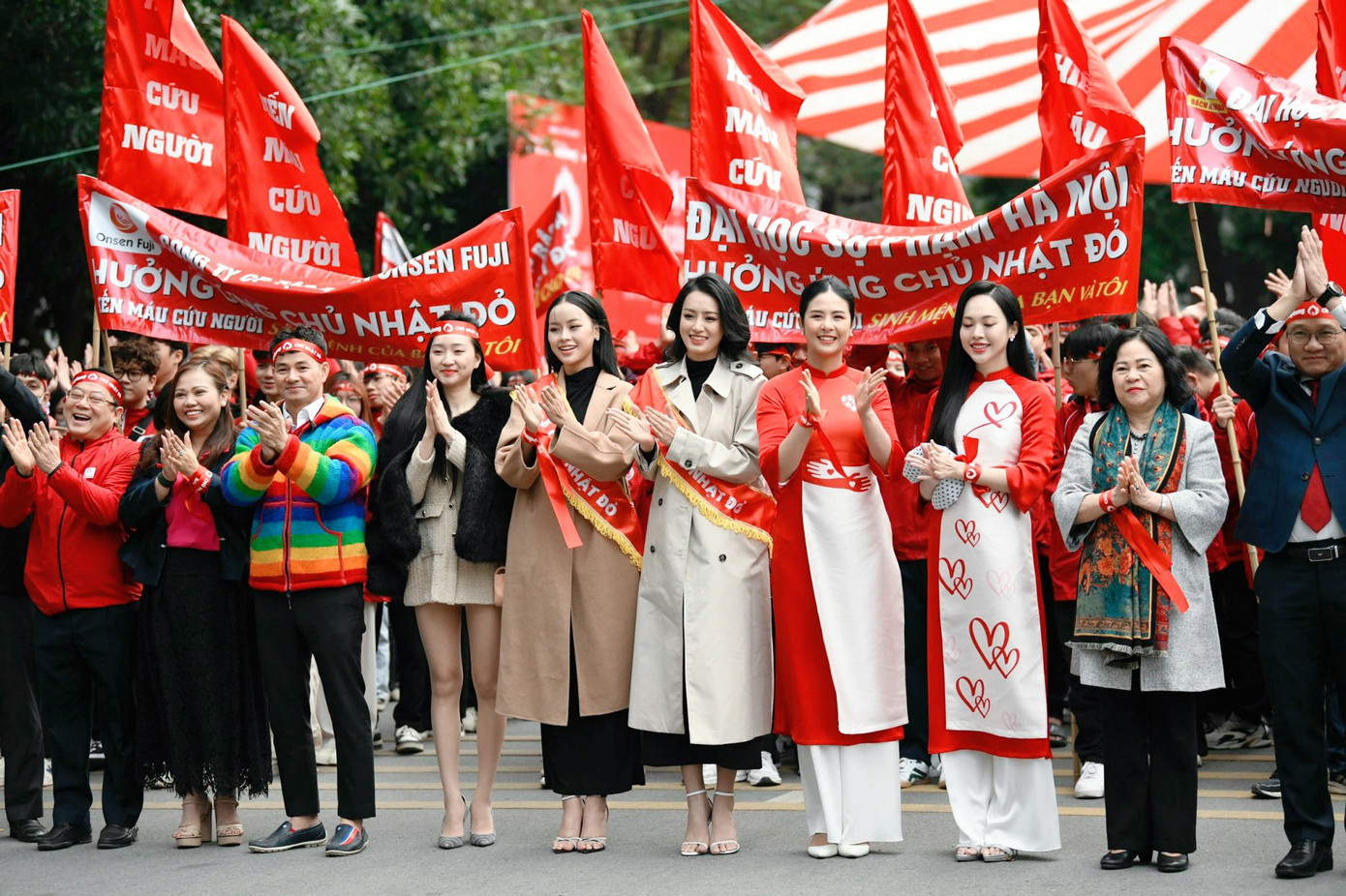Sáng 24/12, các hoa hậu, á hậu đã có mặt tại Đại học Bách Khoa Hà Nội từ sớm để tham gia diễu hành cổ động ngày hội chính của sự kiện Chủ Nhật Đỏ 2024.