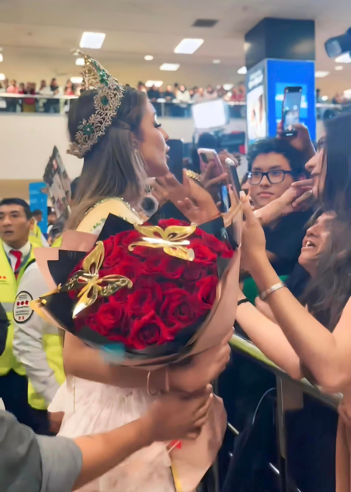 Cô thân thiện ký tặng, chụp ảnh và giao lưu với truyền thông, người hâm mộ Peru.