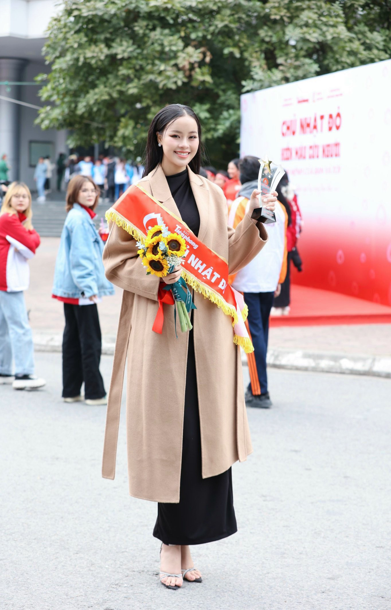 Á hậu Miss World Vietnam 2023 Đào Thị Hiền cũng có mặt ở Đại học Bách Khoa từ sáng sớm để dự sự kiện Chủ Nhật Đỏ 2024. Cô cho biết đã tham gia hiến máu nhiều lần ở trường khi là sinh viên. Người đẹp từng tham gia nhiều hoạt động từ thiện, xã hội của đoàn trường nên hào hứng với không khí sôi động mà các bạn sinh viên mang lại cho Chủ Nhật Đỏ 2024.