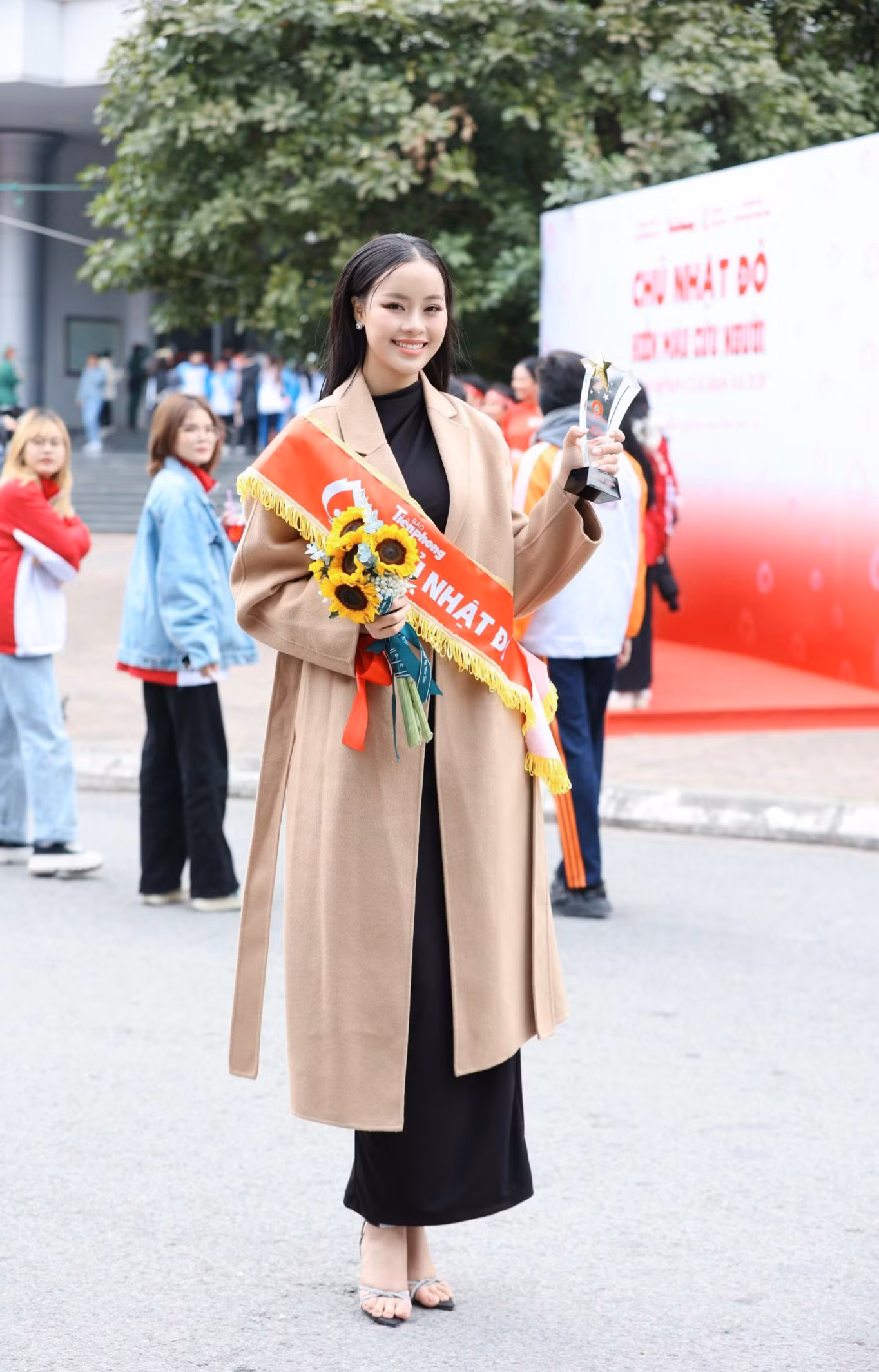 Á hậu Miss World Vietnam 2023 Đào Thị Hiền cũng có mặt ở Đại học Bách Khoa từ sáng sớm để dự sự kiện Chủ Nhật Đỏ 2024. Cô cho biết đã tham gia hiến máu nhiều lần ở trường khi là sinh viên. Người đẹp từng tham gia nhiều hoạt động từ thiện, xã hội của đoàn trường nên hào hứng với không khí sôi động mà các bạn sinh viên mang lại cho Chủ Nhật Đỏ 2024.