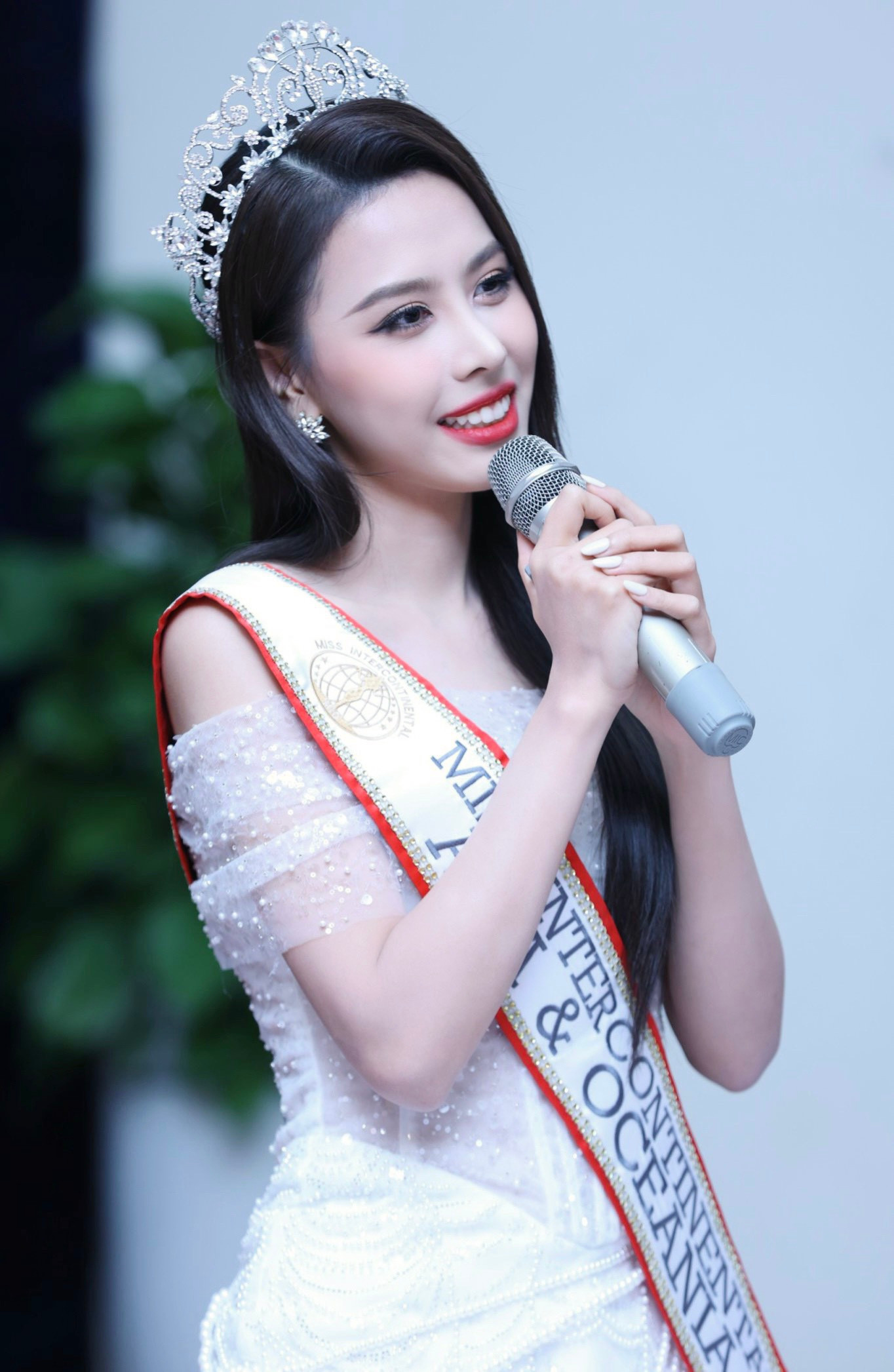 “Ngọc Hằng có lẽ chưa hẳn có vẻ ngoài, kỹ năng catwalk giỏi như các bạn nhưng tôi có thể bù đắp bằng những điều khác. Tôi luôn thể hiện một năng lượng tích cực, vui vẻ và có thể giao tiếp với tất cả mọi người. Nếu không hiểu các bạn nói gì, tôi sẽ hỏi lại ngay, nhờ bạn giải thích. Sự ham học hỏi, giao lưu của có lẽ chính là chìa khóa để tôi thành công ở cuộc thi”, cô nói.