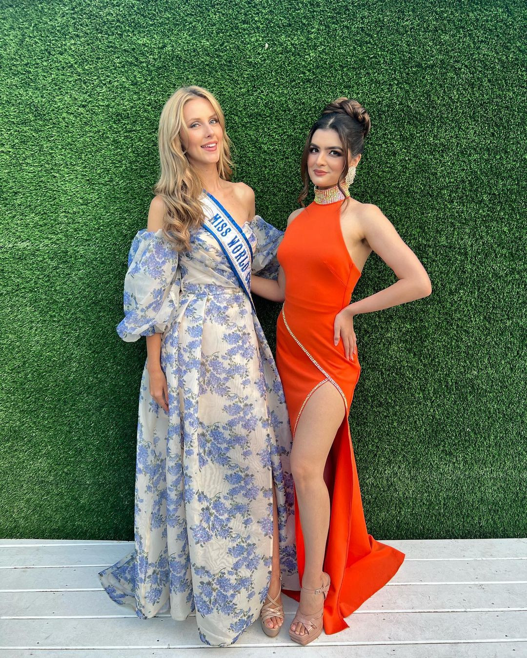 Khi chụp ảnh với người khác, Aleena lộ rõ chiều cao khiêm tốn. Khán giả cho rằng đây là điểm bất lợi, khiến cô khó có thể tỏa sáng khi đọ sắc bên các đại diện khác ở cuộc thi Hoa hậu Trái Đất 2024.