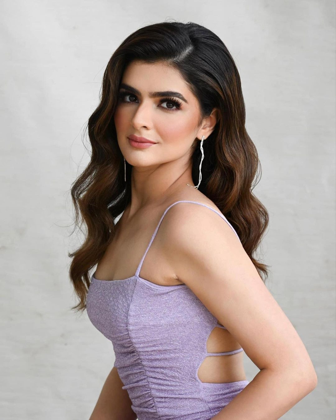 Người đẹp chia sẻ sau khi đăng quang: "Hôm nay, tôi vui mừng được chia sẻ rằng tôi là Hoa hậu Trái Đất Canada 2024 và đánh dấu một khoảnh khắc lịch sử với tư cách là người phụ nữ Canada gốc Ấn Độ đầu tiên giữ danh hiệu này. Năm tới, tôi đại diện Canada trên đấu trường quốc tế - Hoa hậu Trái Đất. Tôi rất nóng lòng được thể hiện ở cuộc thi'.