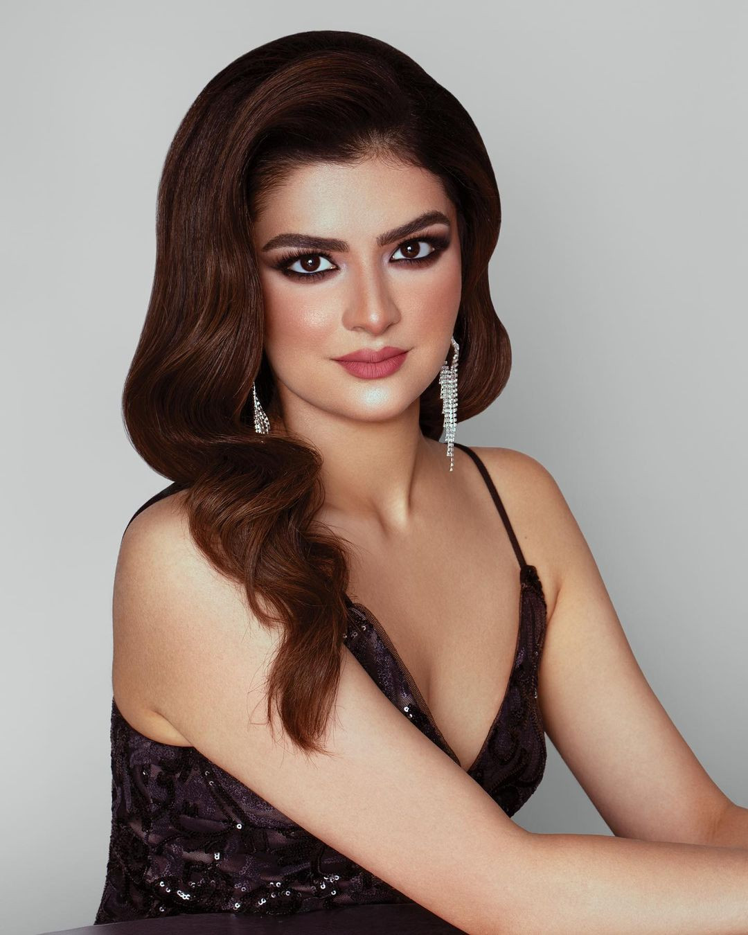 Aleena là người gốc Ấn Độ, cô sinh ra ở Sydney (Australia) và lớn lên ở Ontario, Canada. Là con lai nên người đẹp có nhan sắc cuốn hút với gương mặt kiêu kỳ và đôi mắt sâu hút hồn đặc trưng của phụ nữ Ấn Độ.