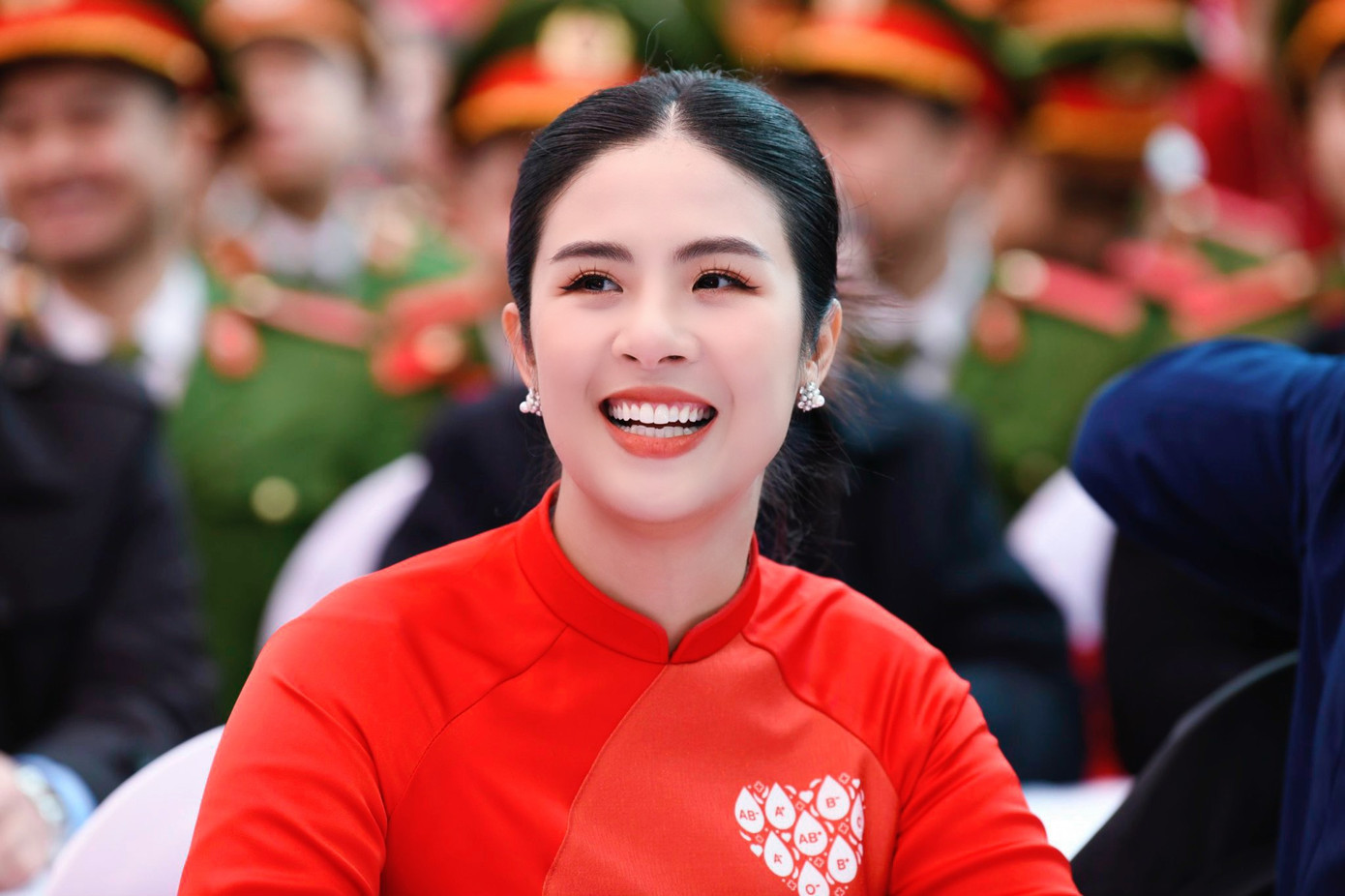 Đến với Chủ Nhật Đỏ 2024 là lần hiến máu thứ 10 của Hoa hậu Ngọc Hân. Cô tự thiết kế bộ áo dài đặc biệt để tham dự sự kiện.