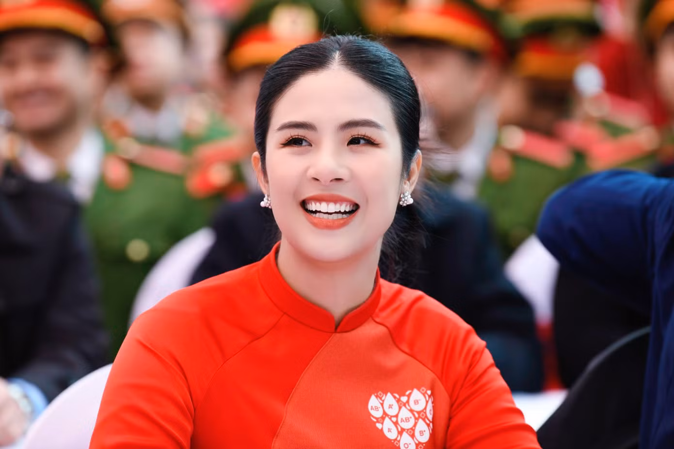 Đến với Chủ Nhật Đỏ 2024 là lần hiến máu thứ 10 của Hoa hậu Ngọc Hân. Cô tự thiết kế bộ áo dài đặc biệt để tham dự sự kiện.