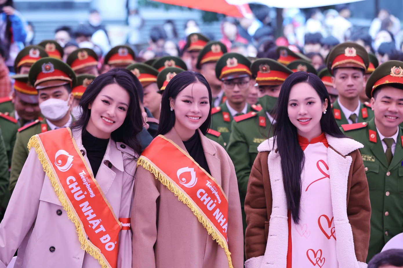 Các người đẹp cùng hòa vào không khí sôi động của hàng nghìn bạn trẻ, sinh viên, các lực lượng vũ trang... tới tham gia hiến máu.