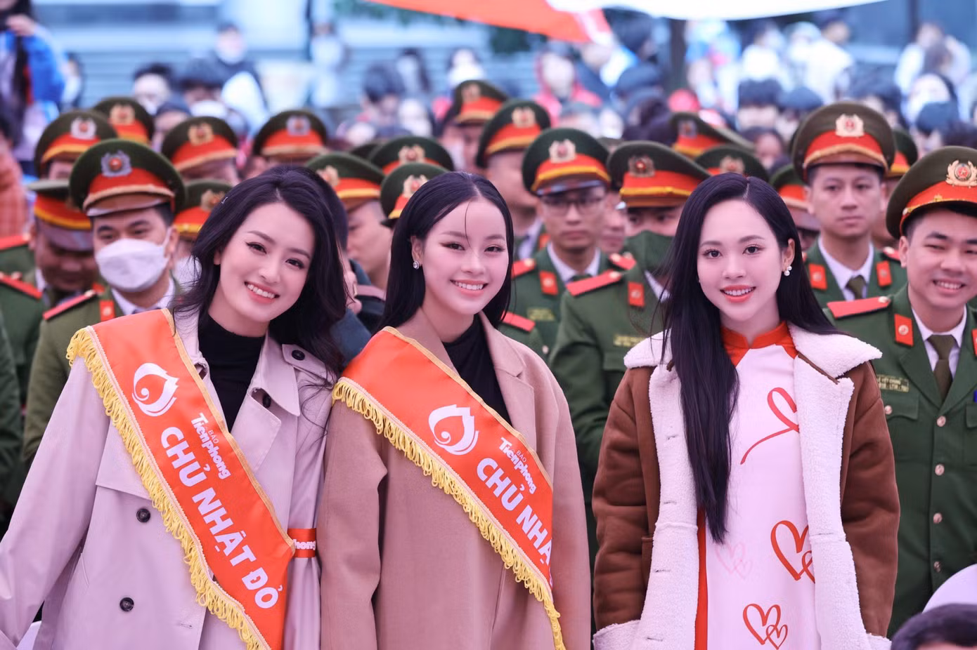 Các người đẹp cùng hòa vào không khí sôi động của hàng nghìn bạn trẻ, sinh viên, các lực lượng vũ trang... tới tham gia hiến máu.